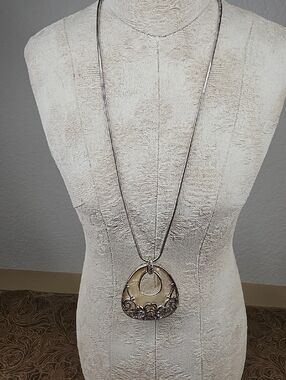 Vintage Monet Silver Tone Mother Of Pearl Tear Drop Pendant Chain Necklace